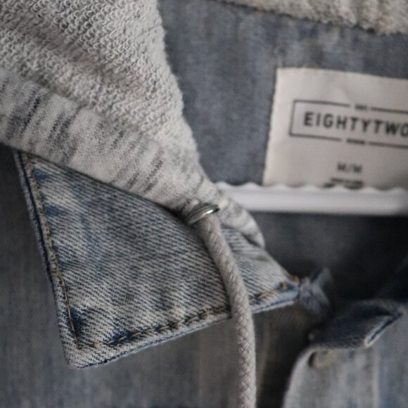 EightyTwo Women's Blue Sz M Light Wash Buttoned Knit Hooded Denim Jacket - Picture 10 of 13